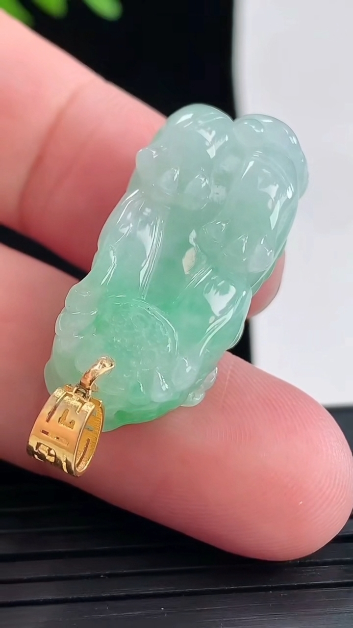 天然A货翡翠貔貅吊坠，尺寸32-14.5-10重量:10.13g
4月25日