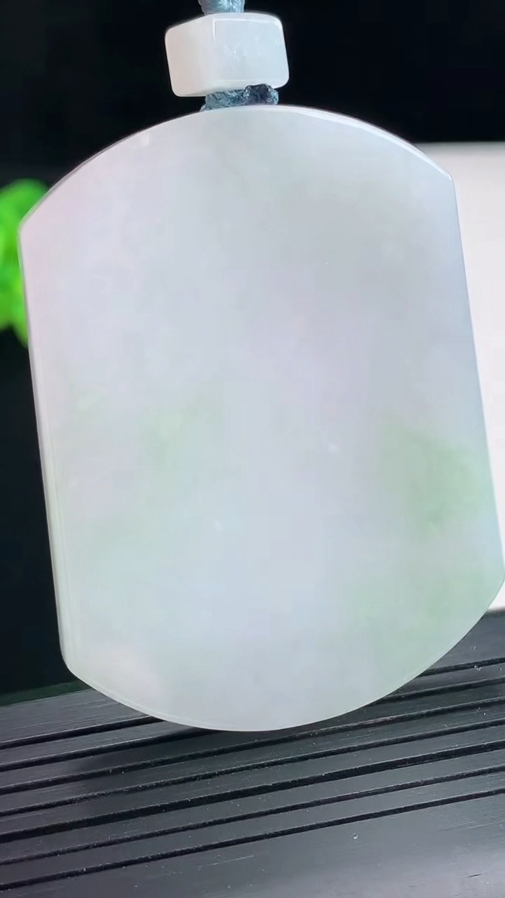 天然A货翡翠春带彩 紫罗兰无事牌吊坠，尺寸54-41-5.5重量:37.98g
4月25日