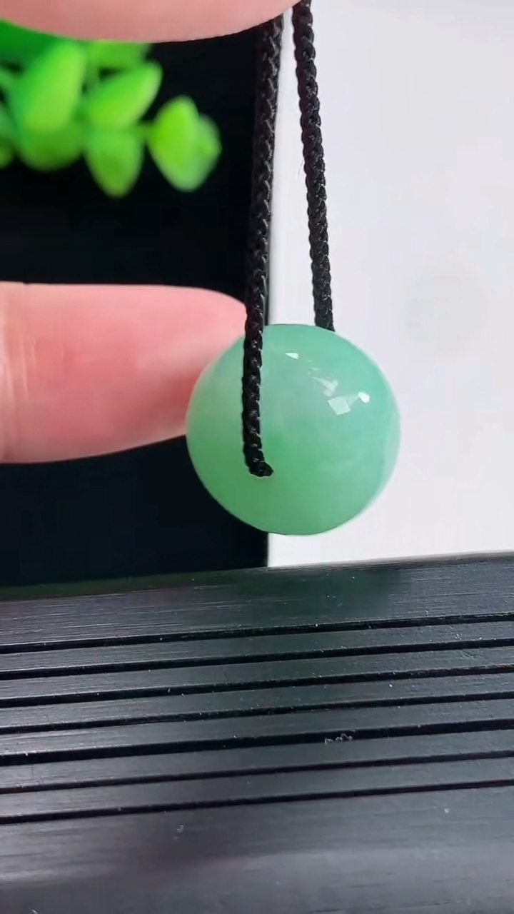 天然A货翡翠路路通吊坠尺寸18-12.8重量:8.26g
4月25日