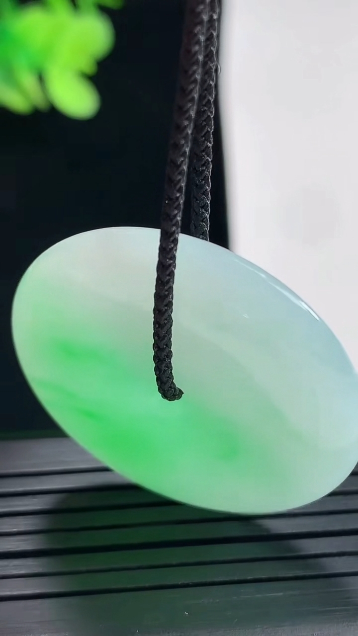 天然A货翡翠平安扣吊坠，尺寸34-5重量:12.94g
4月25日