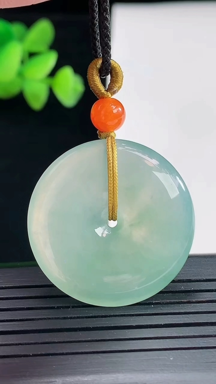 天然A货翡翠平安扣吊坠，尺寸29-5重量:9.15g
4月25日