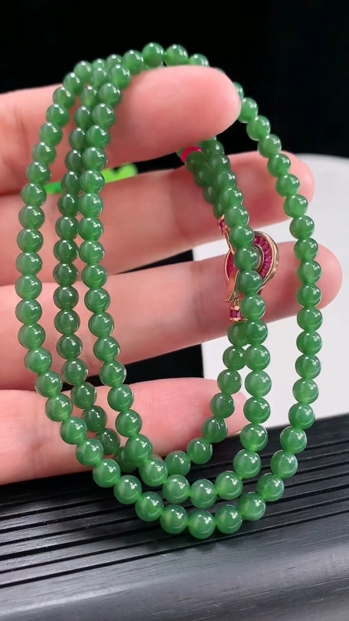 天然A货翡翠圆珠项链，尺寸4.5-130颗重量:22.97g4月25日
工厂直销收藏佳品,种好水足，色泽均匀，有种有色，上手高大气！