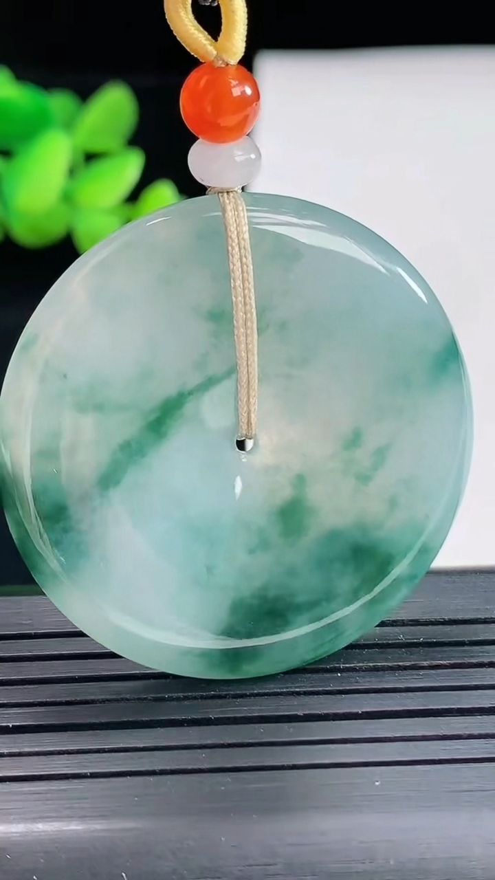 天然A货翡翠飘花平安扣吊坠，尺寸40-5.6重量:20.70g
4月25日