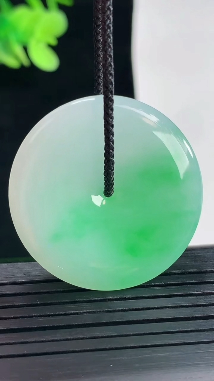 天然A货翡翠平安扣吊坠，尺寸34-5重量:12.94g
4月25日