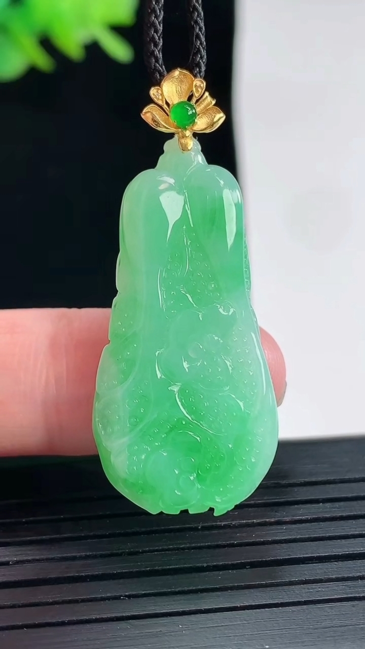 天然A货翡翠白菜吊坠，尺寸33-17.5-6重量:7.26g
4月25日