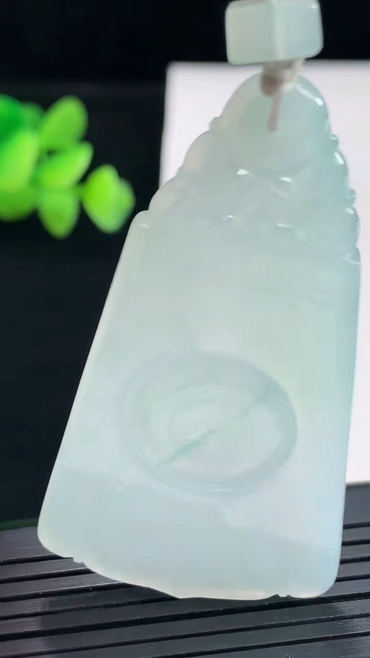 天然A货翡翠飘花仿古无事牌吊坠，尺寸54-30.5-4重量:15.79g
4月25日