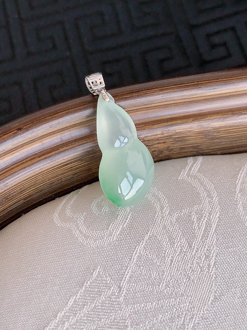 天然A货翡翠18K金扣头飘绿葫芦吊坠 
尺寸19.3-10-6.4mm 重量1.96g 0425