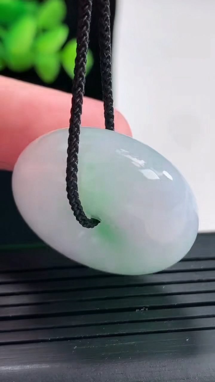 天然A货翡翠路路通吊坠尺寸30.8-11.8重量:23.61g
4月25日