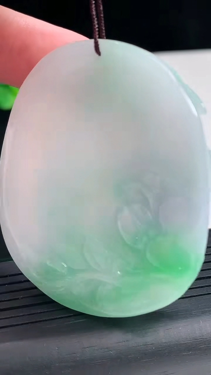 天然A货翡翠花开富贵吊坠，尺寸56.5-45.6-12.5重量:60.00g
4月25日