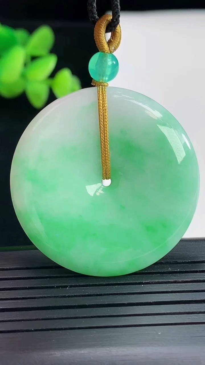 天然A货翡翠平安扣吊坠，尺寸37-5.6重量:16.81g
4月25日