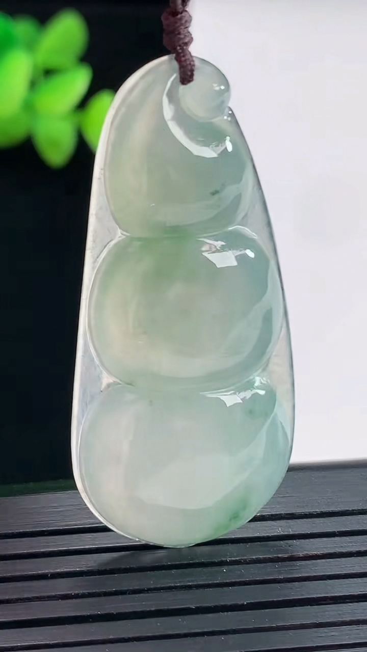 天然A货翡翠飘花福豆吊坠，尺寸44.5-21-6重量:10.30g
4月25日