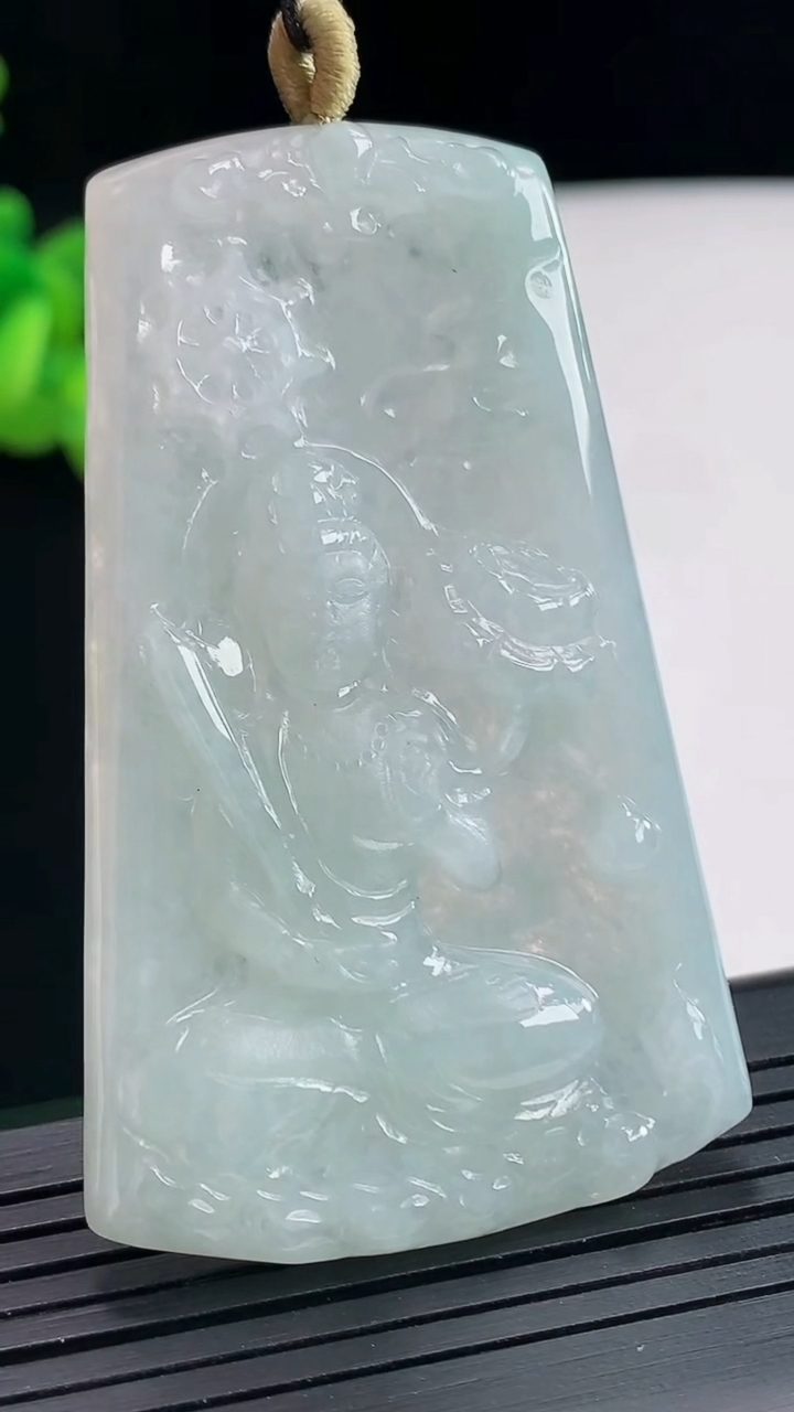 天然A货翡翠大势至菩萨吊坠，尺寸60-37-5重量:22.00g
4月25日