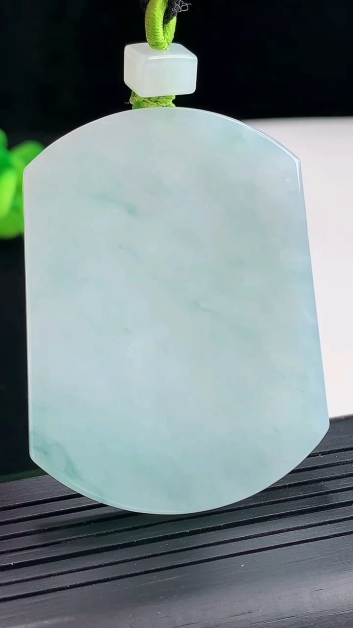 天然A货翡翠飘花无事牌吊坠，尺寸54-41-5.8重量:39.74g
4月25日