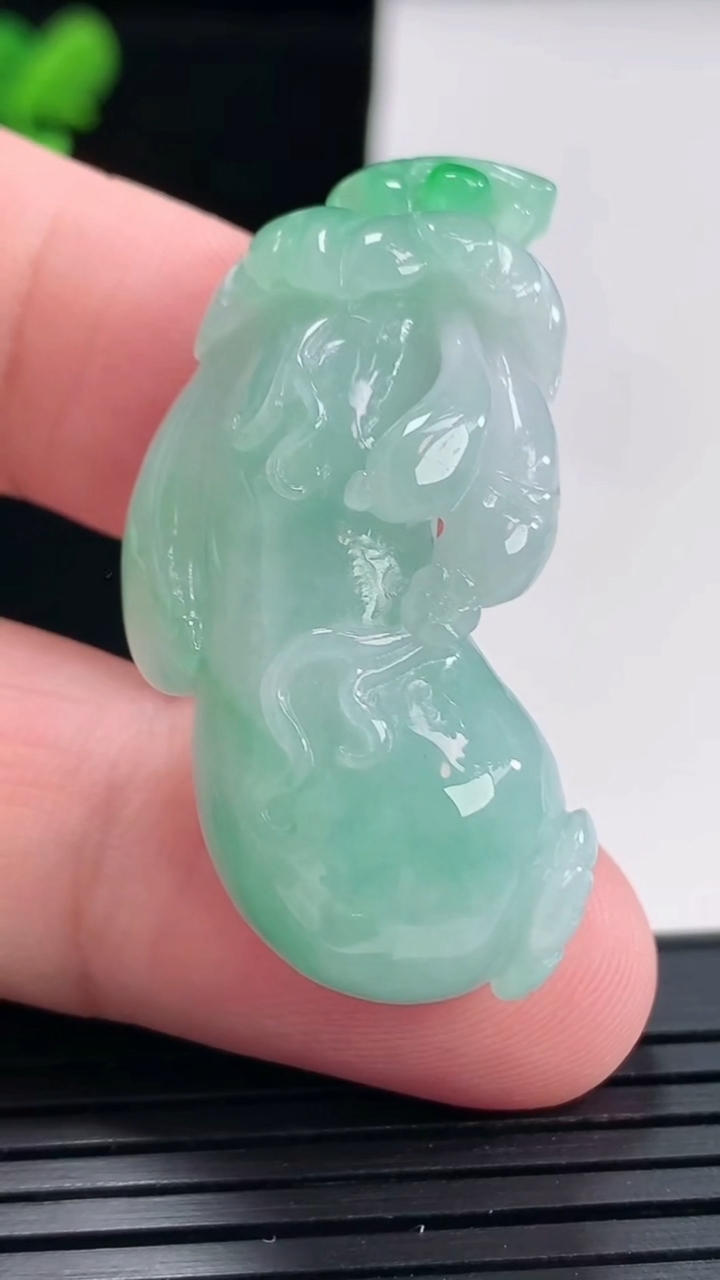 天然A货翡翠福瓜吊坠，尺寸42-16.6-14重量:16.48g
4月25日