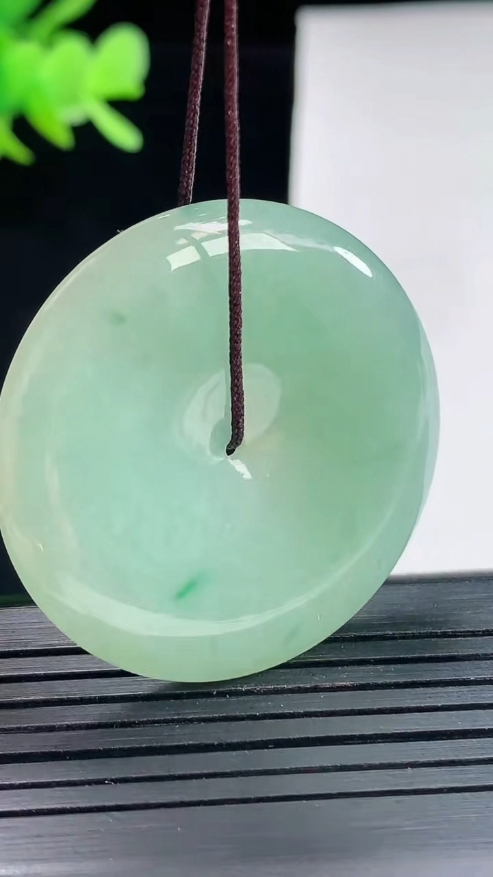 天然A货翡翠平安扣吊坠，尺寸38-5.2重量:16.85g
4月25日