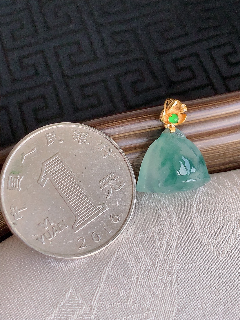 天然A货翡翠18K金扣头飘花莲蓬吊坠 
尺寸17.8-11.8-14.5-7.2mm 重量2.12g 0425