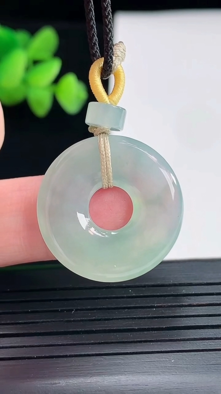 天然A货翡翠平安环吊坠，尺寸24-3.3重量:4.44g
4月25日