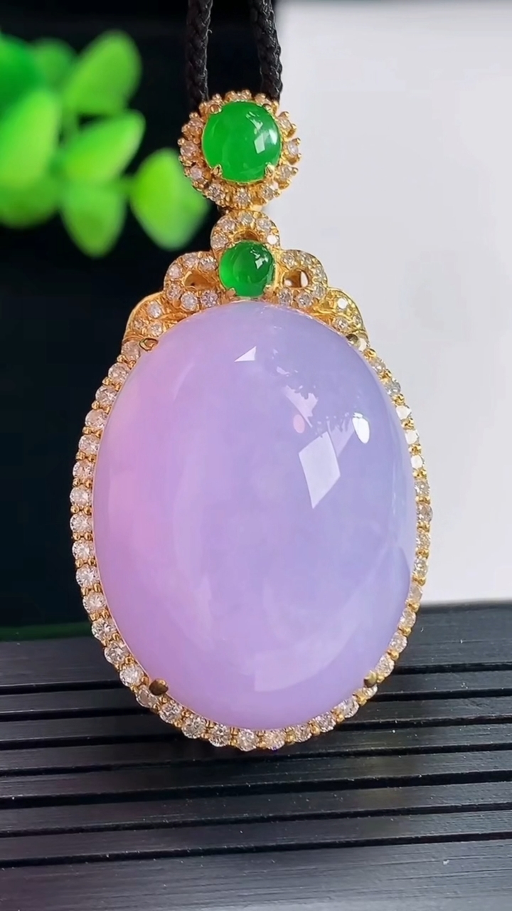 天然A货翡翠18k金紫罗兰蛋面吊坠，尺寸46.5-25-15，裸石29-22重量:18.60g
4月