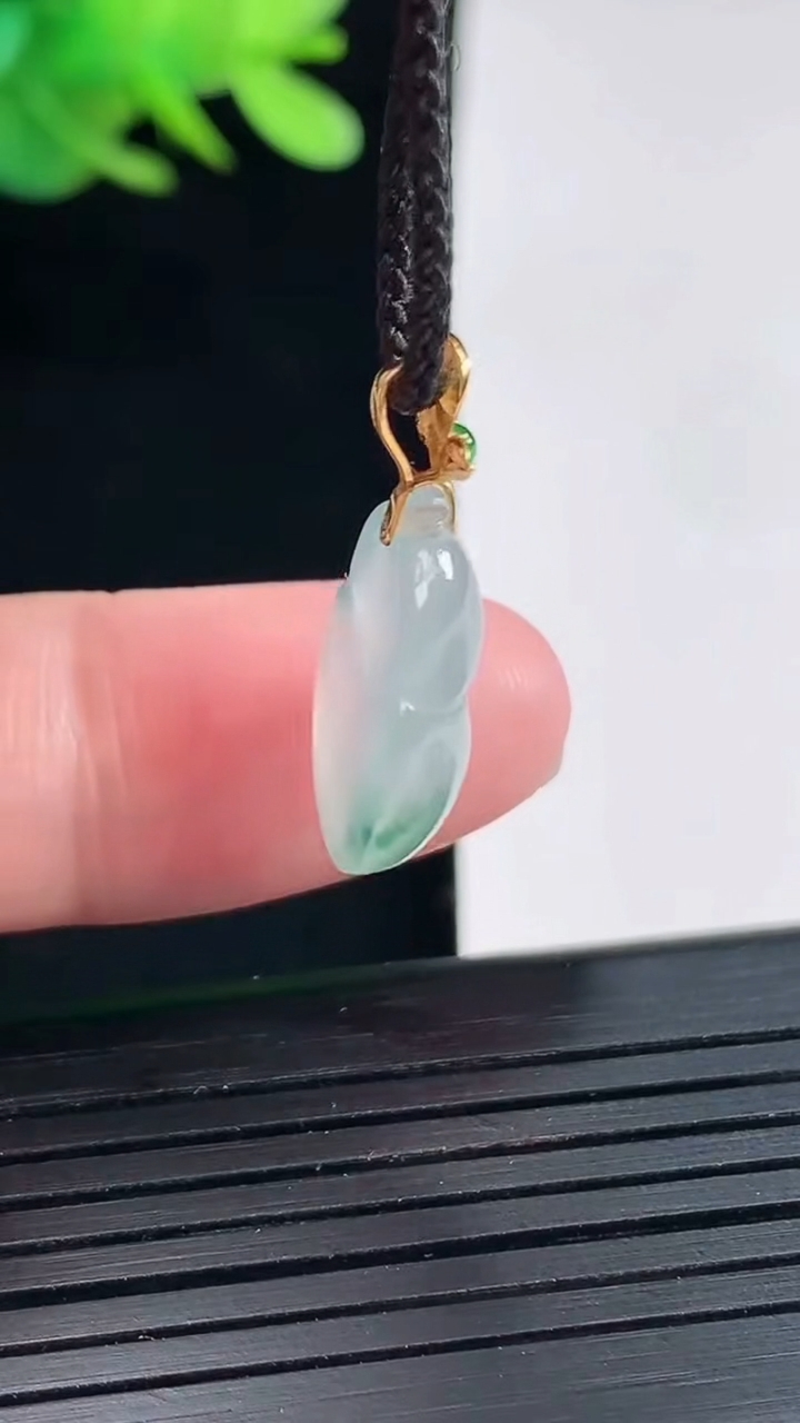 天然A货翡翠种飘花葫芦吊坠，尺寸16-13-5.2重量:2.00g
4月25日