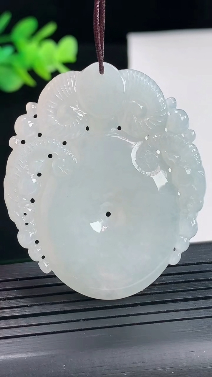 天然A货翡翠三羊开泰吊坠，尺寸49-42.5-5.6重量:22.60g
4月25日