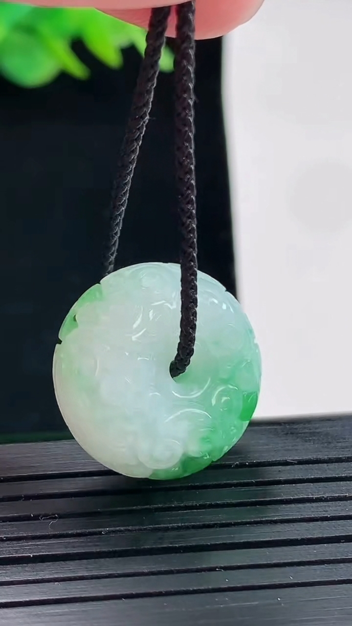 天然A货翡翠雕花路路通吊坠，尺寸21-11重量:10.00g
4月25日