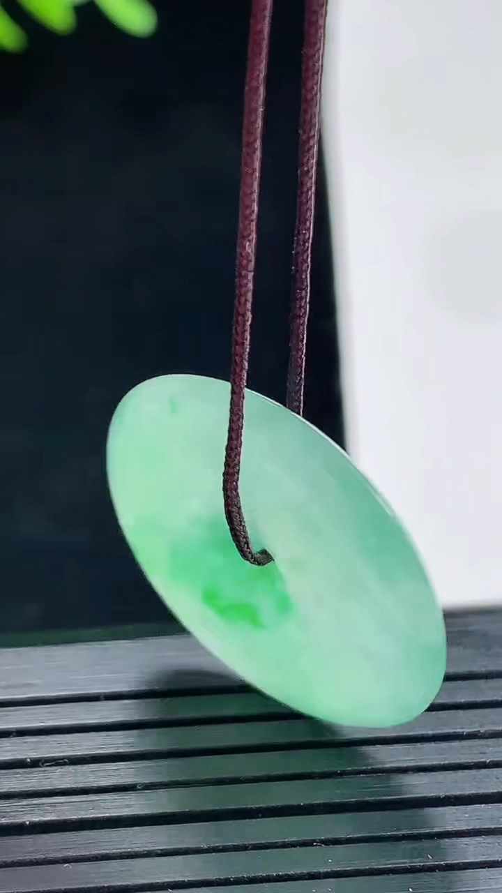 天然A货翡翠平安扣吊坠，尺寸25.5-4.5重量:6.01g
4月25日