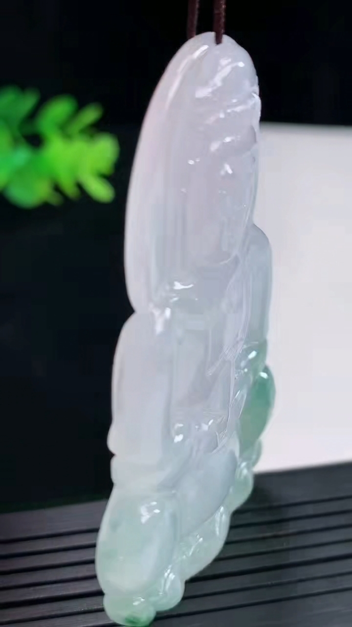 天然A货翡翠飘花正装观音吊坠，尺寸66.6-40.6-6.2重量:29.29g
4月25日