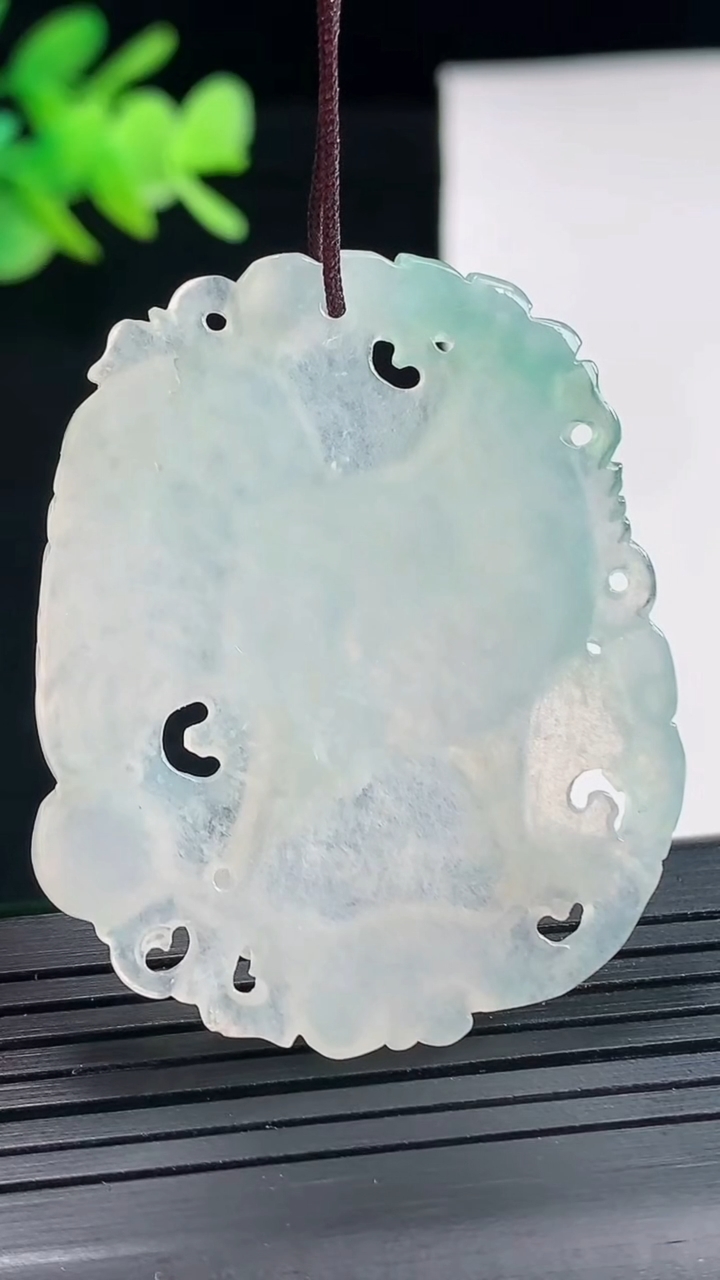 天然A货翡翠生肖鸡吊坠，尺寸45-37-5重量:11.87g
4月25日