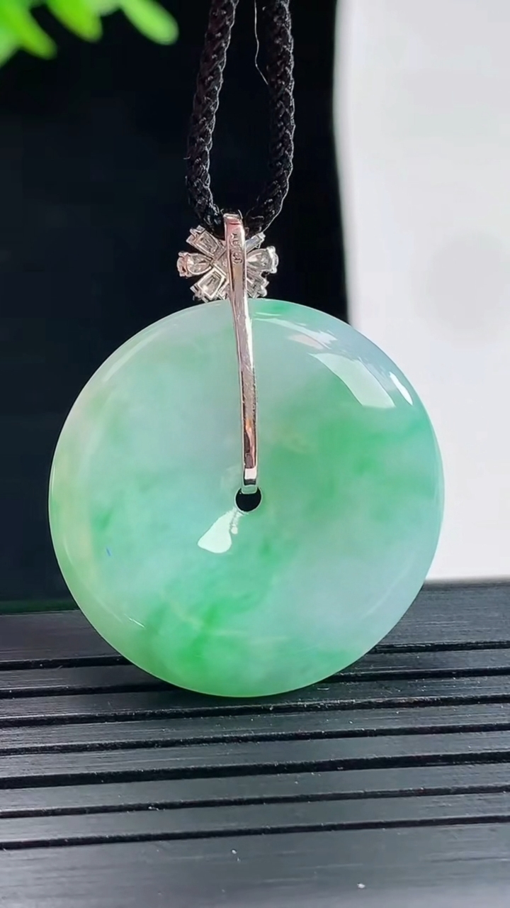 天然A货翡翠平安扣吊坠，尺寸27-5.2重量:8.66g
4月25日