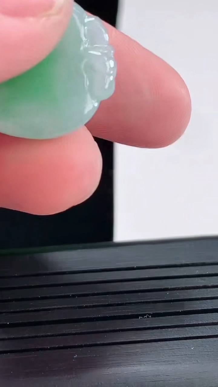 天然A货翡翠福瓜吊坠尺寸23.6-21-7重量:6.20g
4月25日