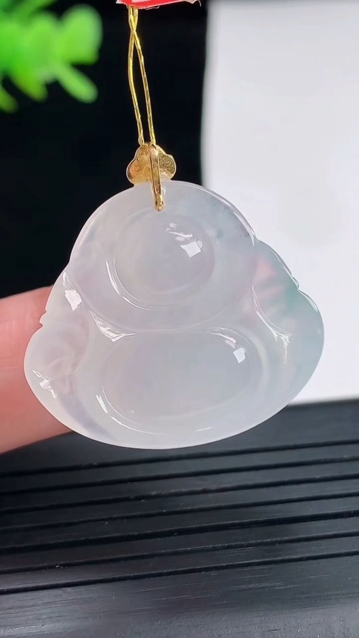 天然A货翡翠种白冰佛公吊坠，尺寸24-27-6.2重量:6.45g
4月25日