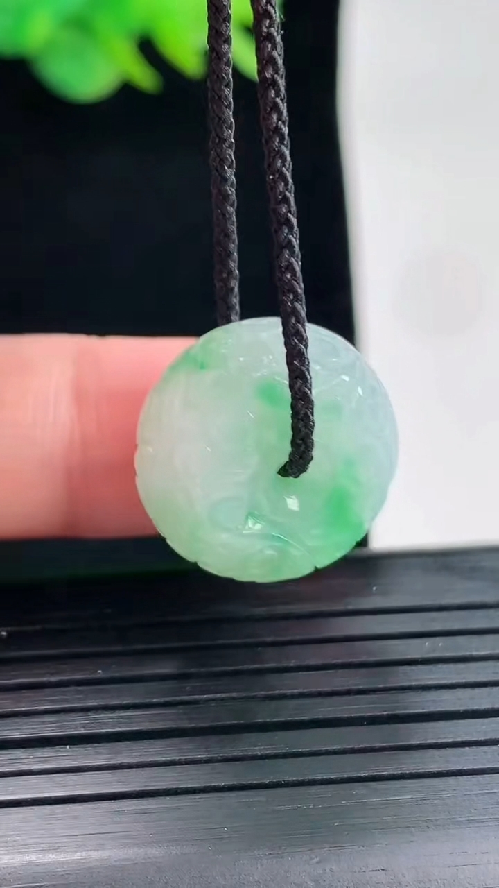 天然A货翡翠雕花路路通吊坠，尺寸18.5-11.5重量:7.53g
4月25日