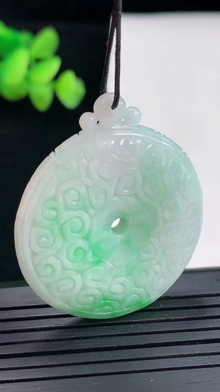 天然A货翡翠雕花平安扣吊坠，尺寸40-35-6.8重量:16.95g
4月25日