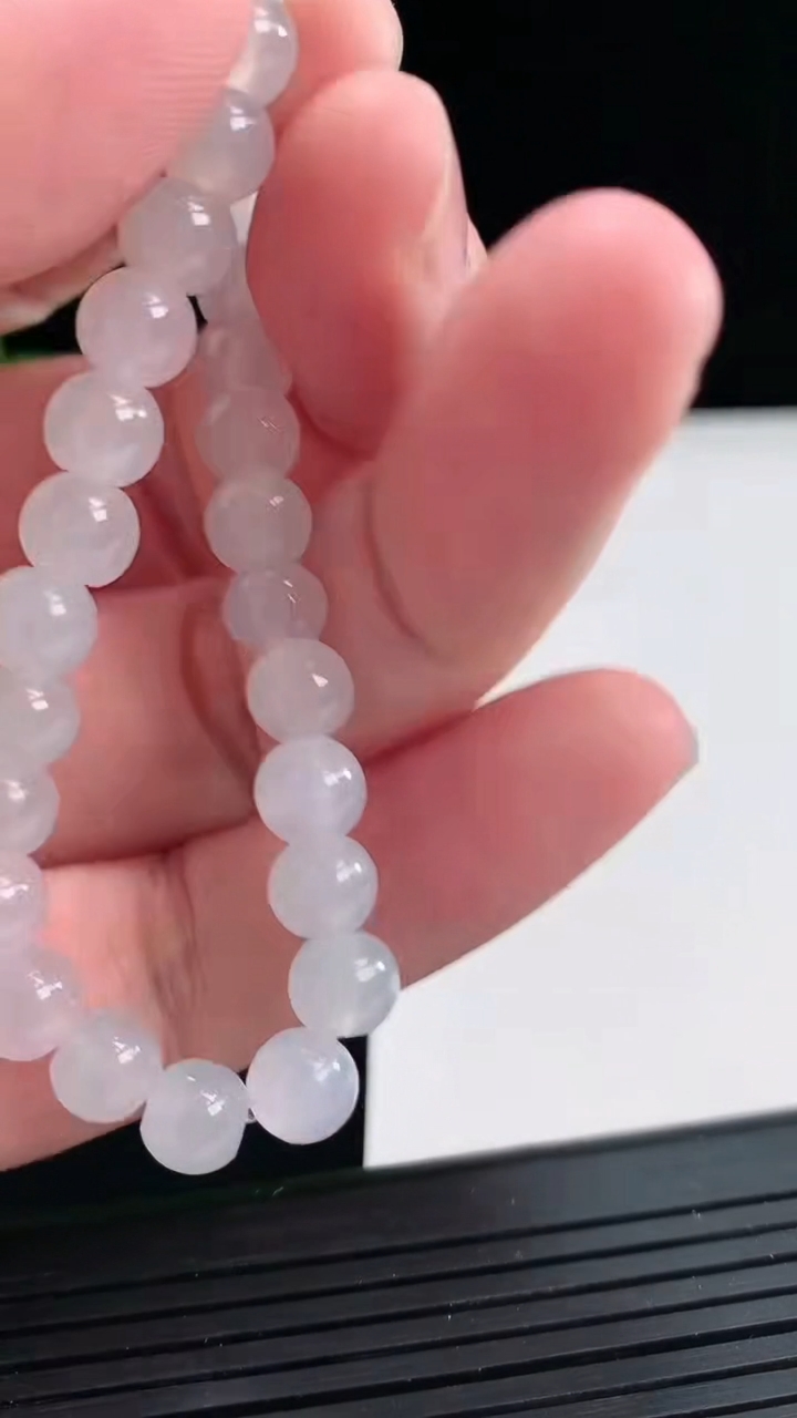 天然A货翡翠紫罗兰圆珠手串，尺寸6.5-29颗重量:15.79g4月25日
工厂直销收藏佳品,种好水足，色泽均匀，有种有色，上手高大气！