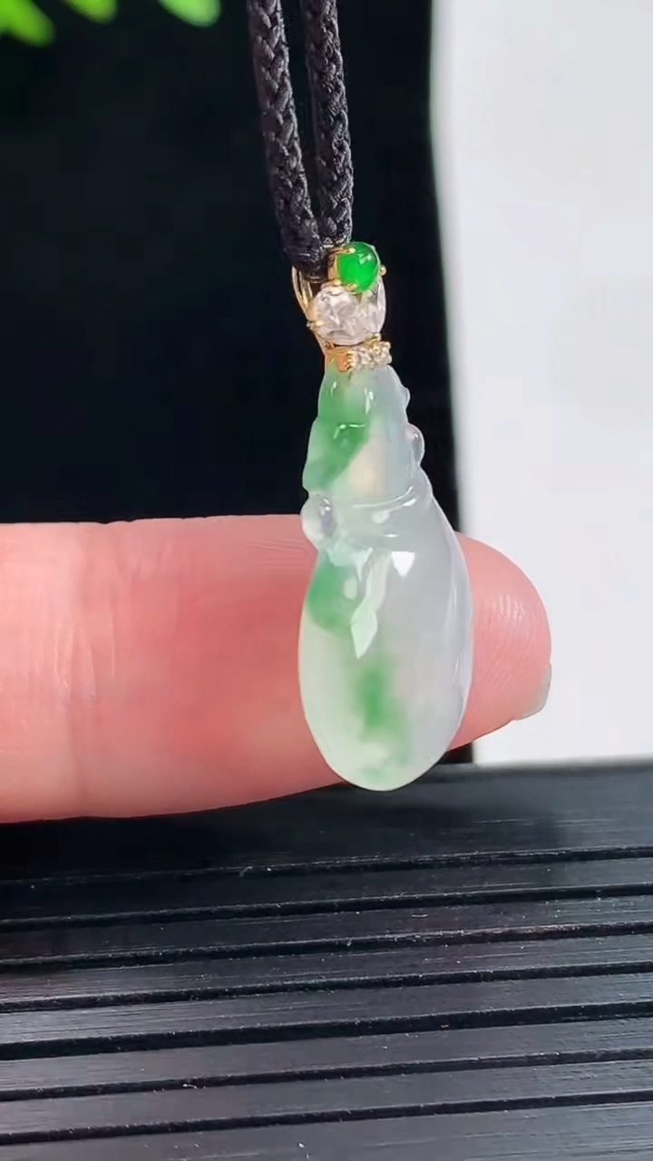天然A货翡翠福袋吊坠，尺寸18.6-11.8-4.2重量:1.86g
4月25日