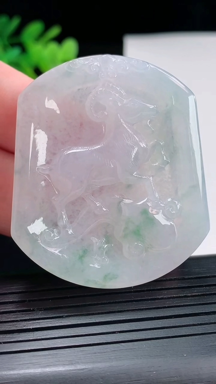 天然A货翡翠飘花生肖羊吊坠，尺寸50-42.2-5.2重量:23.09g
4月25日