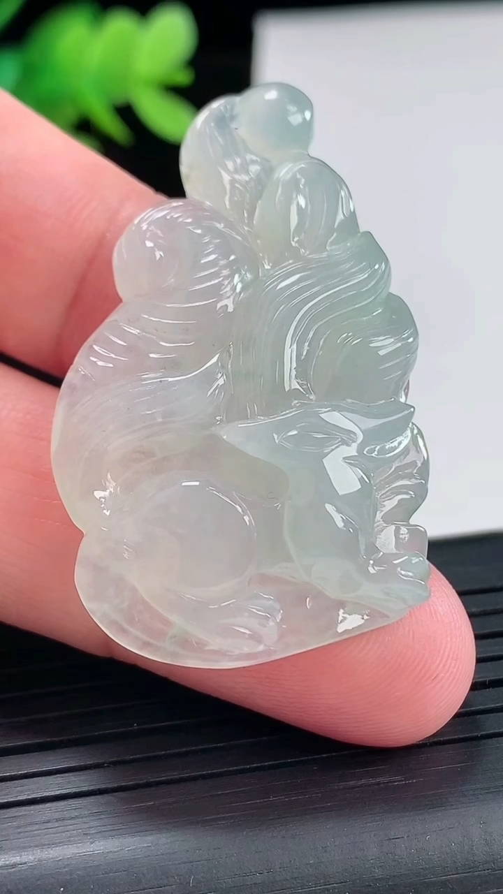 天然A货翡翠九尾狐吊坠，尺寸46.6-28-8.2重量:14.90g
4月25日