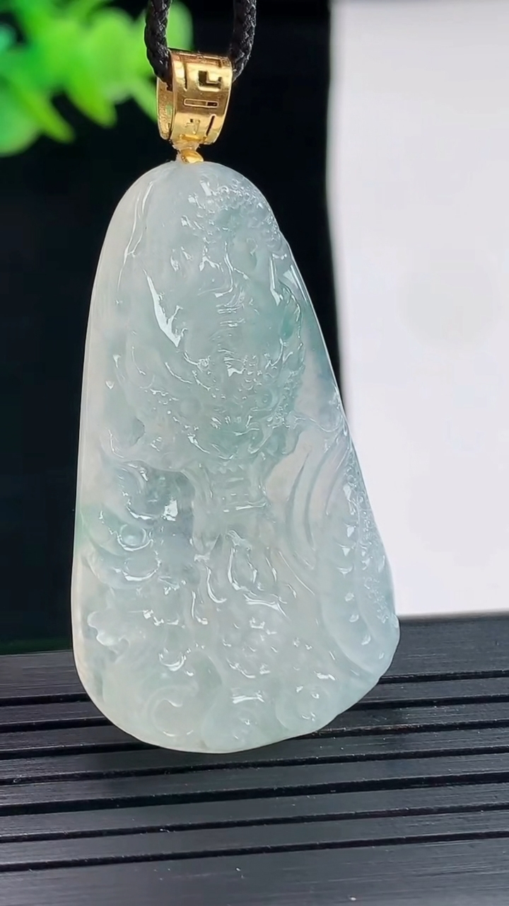 天然A货翡翠18k金飘花龙牌吊坠，尺寸42-24-5.8重量:11.87g
4月25日