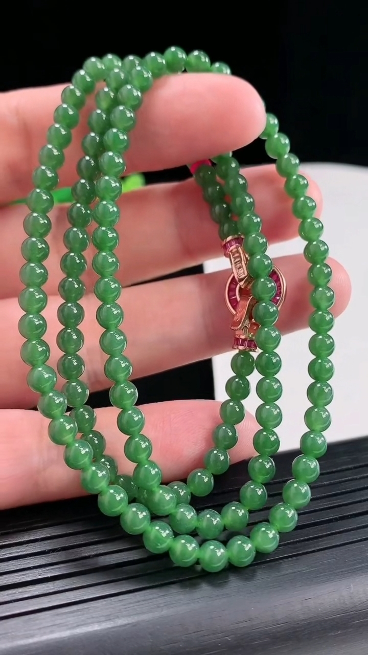 天然A货翡翠圆珠项链，尺寸4.5-130颗重量:22.97g4月25日
工厂直销收藏佳品,种好水足，色泽均匀，有种有色，上手高大气！