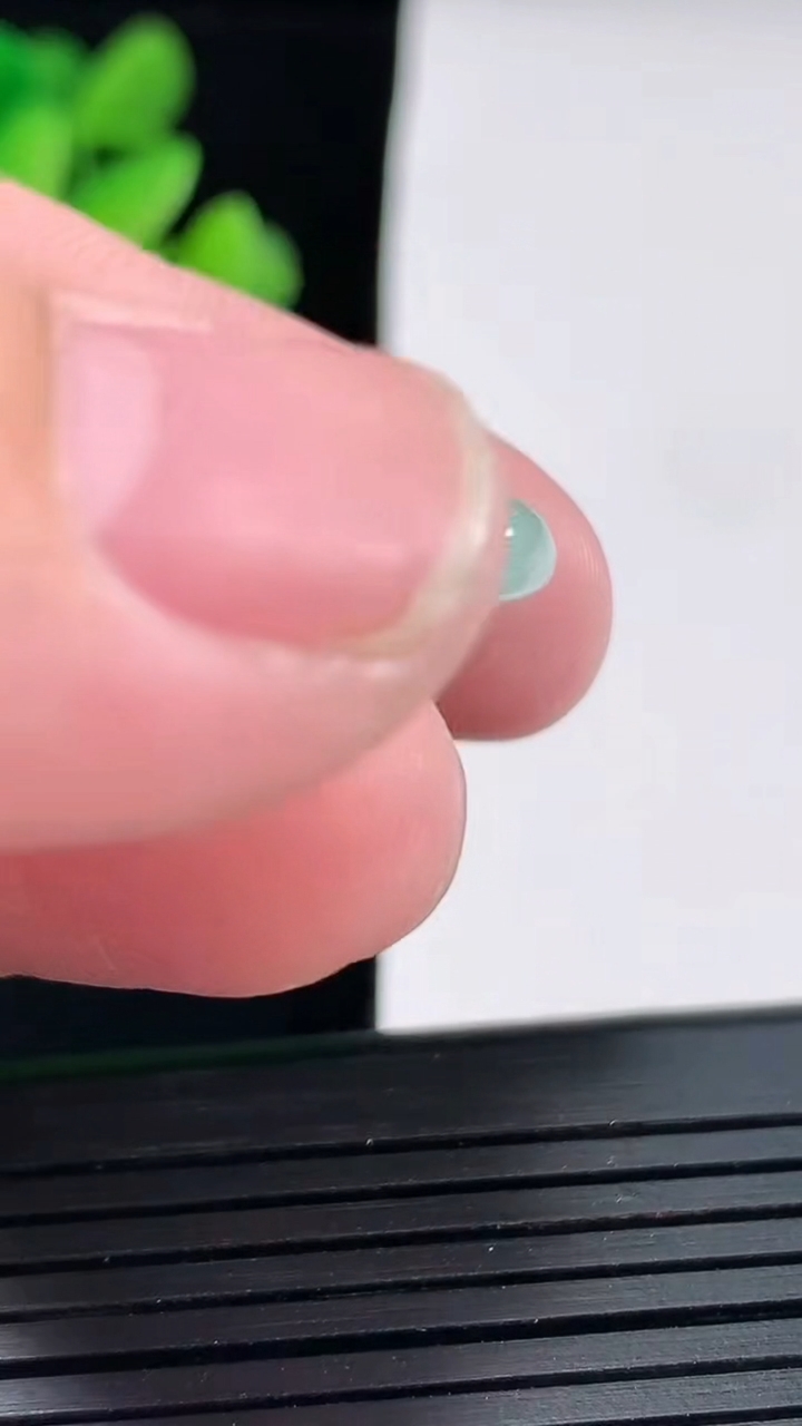 天然A货翡翠寿桃吊坠，尺寸27.5-20.6-4.5重量:4.52g
4月25日