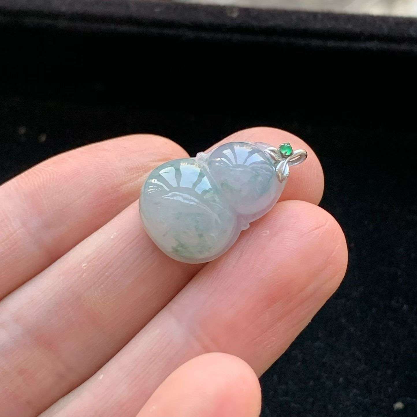 A货天然翡翠冰糯种18k飘花紫罗兰葫芦吊坠重量3.62
4月25日