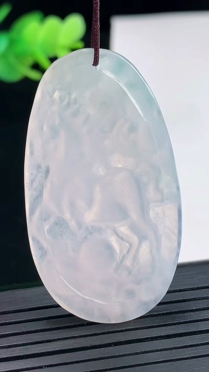 天然A货翡翠生肖马吊坠，尺寸49-27-4重量:10.88g
4月25日