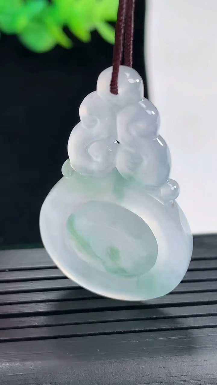天然A货翡翠时来运转吊坠，尺寸42-25-3.6重量:7.72g
4月25日