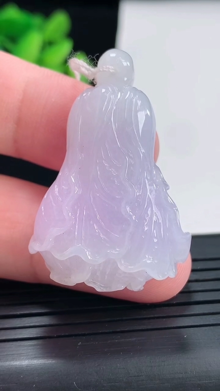 天然A货翡翠紫罗兰白菜吊坠尺寸40-26.5-11重量:15.68g
4月25日