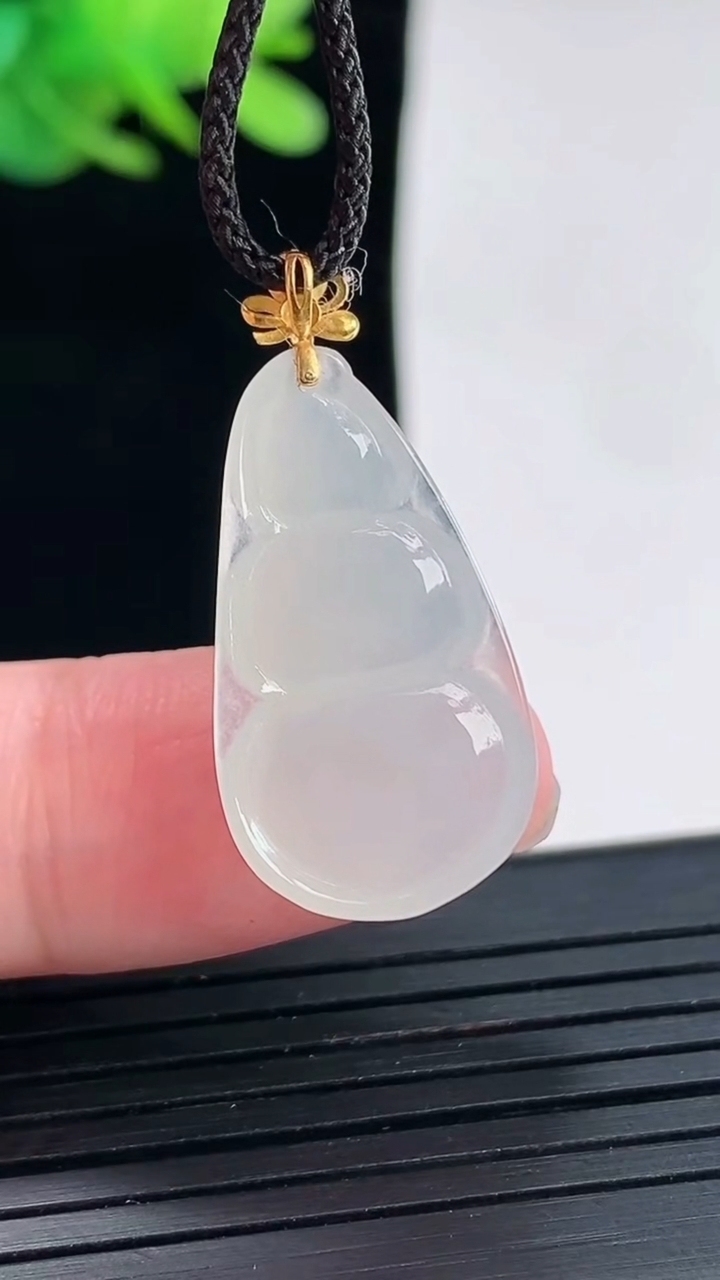 天然A货翡翠种白冰福豆吊坠，尺寸25-14-3.8重量:2.27g
4月25日