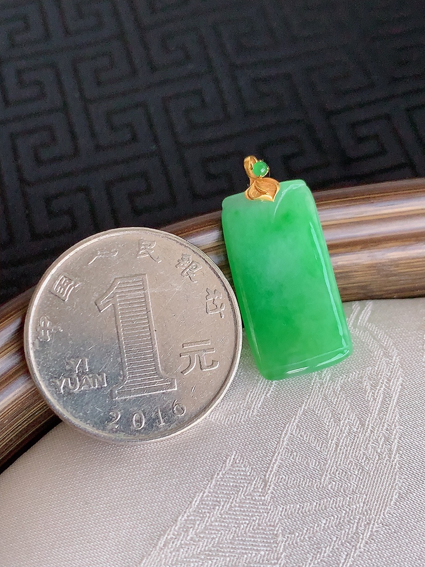 天然A货翡翠18K金扣头满绿竹节节节高升吊坠 
尺寸26.8-22.2-11.7-3.3mm 重量2.46g 0425