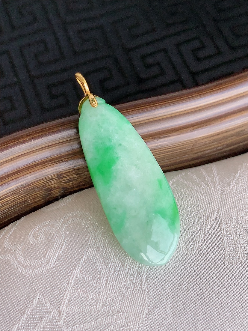 天然A货翡翠18K金扣头飘绿福瓜吊坠 
尺寸37.7-31.7-12.5-5.8mm 重量5.22g