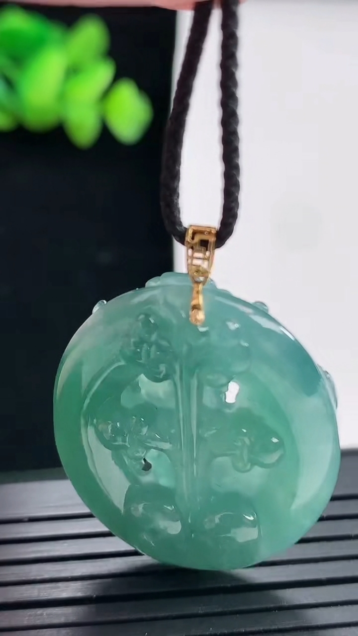 天然A货翡翠18k金蓝水喜上眉梢吊坠，尺寸34-26.6-6重:10.19g229
4月25日