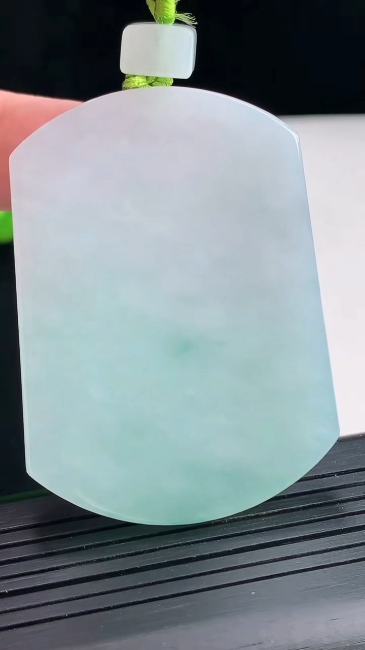 天然A货翡翠无事牌吊坠，尺寸55.6-41-5.8重量:41.04g
4月25日