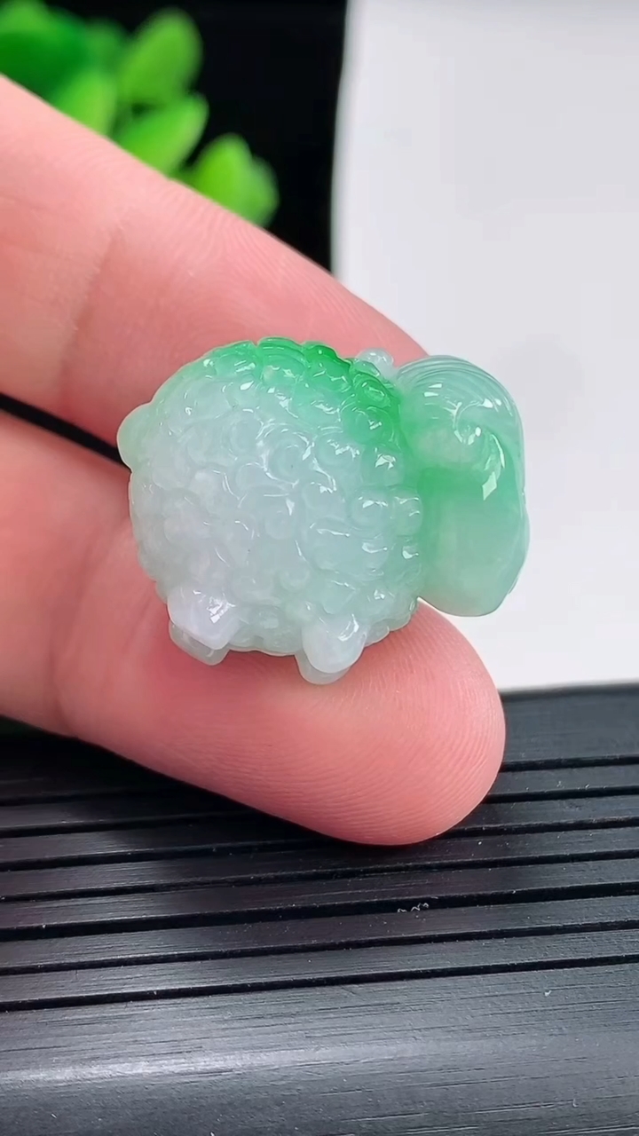 天然A货翡翠生肖羊吊坠，尺寸23.8-19-14.5重量:11.66g
4月25日